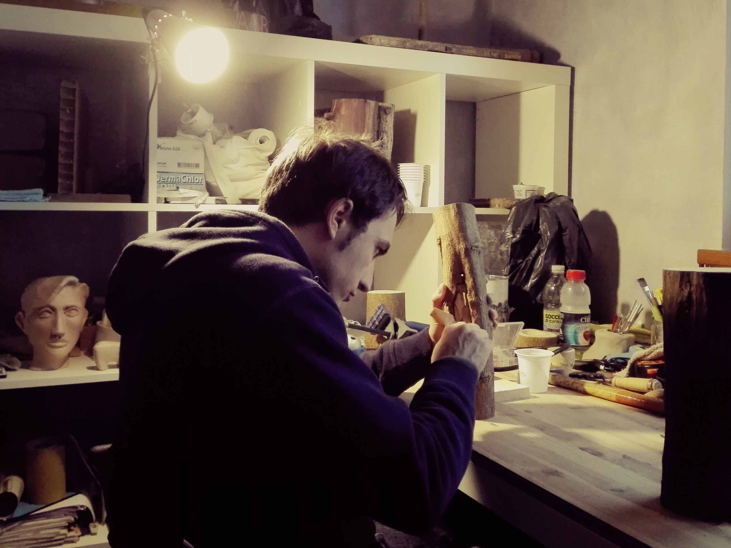 Scolpendo il legno nel mio laboratorio Scolpendo il legno nel mio laboratorio