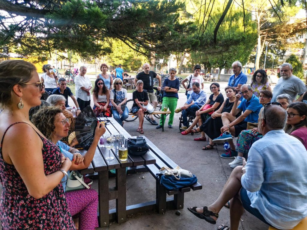 Un momento dell'aperitivo al Parco Brun