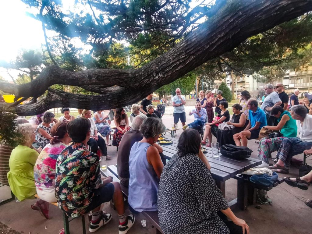 Un momento dell'aperitivo al Parco Brun