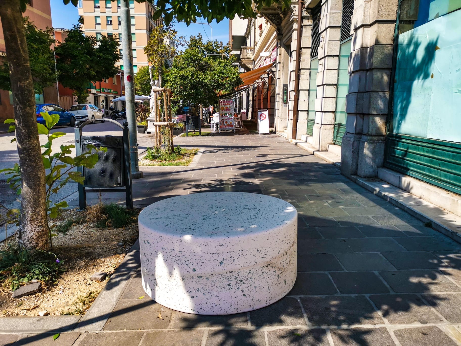Una delle nuove panchine cilindriche all'inizio dei marciapiedi di via Roma Una delle nuove panchine cilindriche all'inizio dei marciapiedi di via Roma
