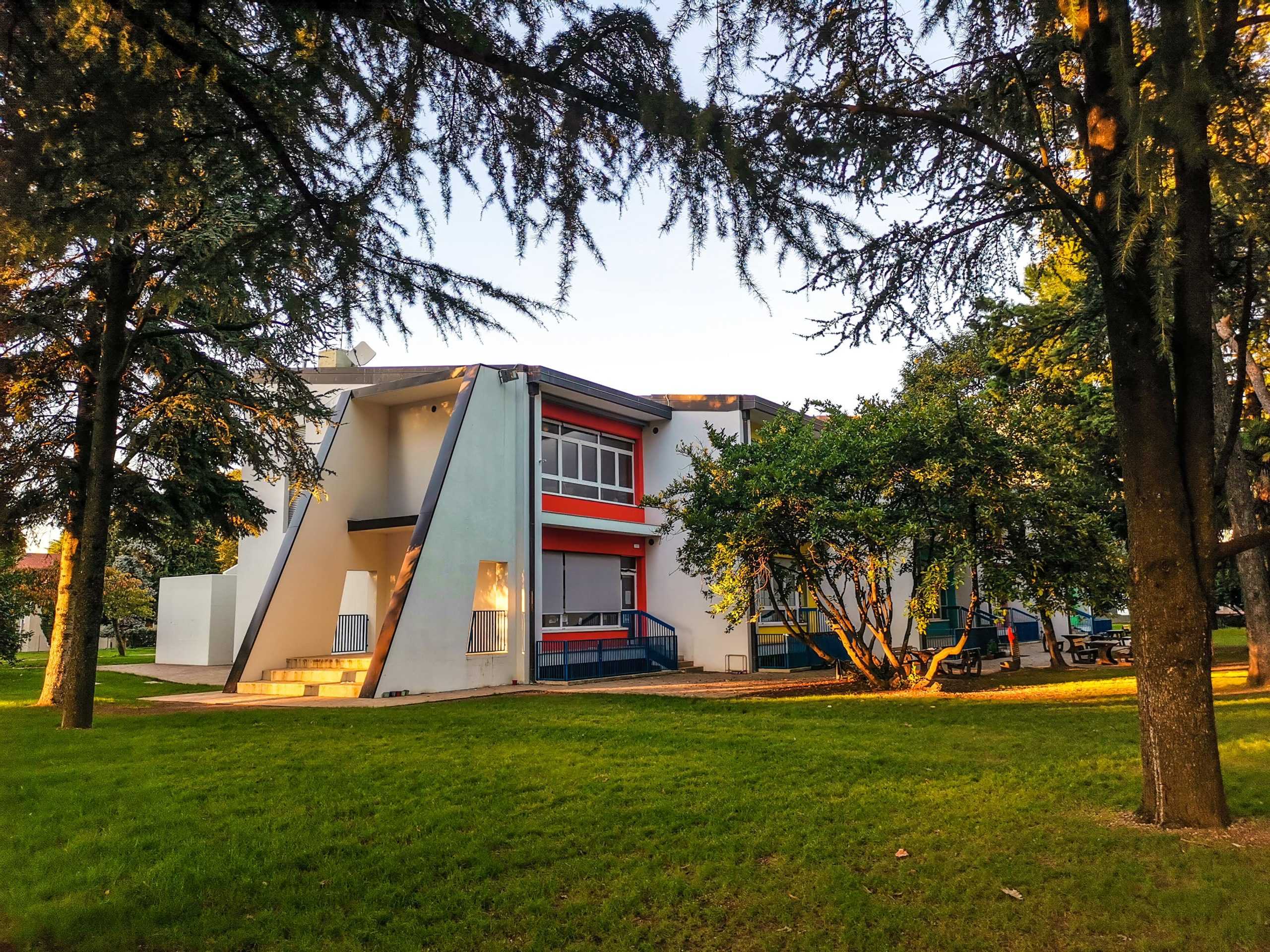 Un'immagine esterna della scuola dal lato del parco
