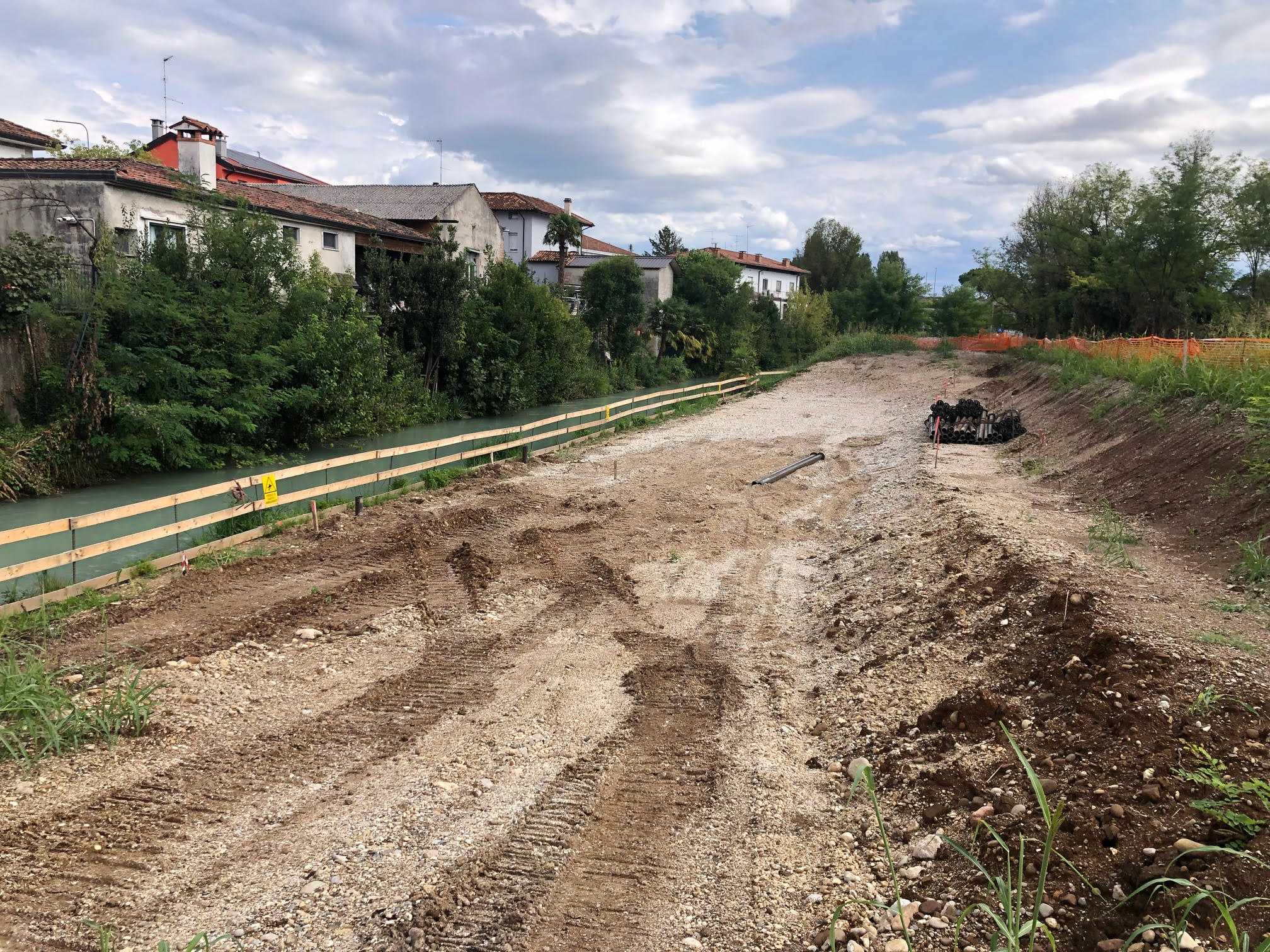 Lavori nella nuova area verde di via Pasolini Lavori nella nuova area verde di via Pasolini