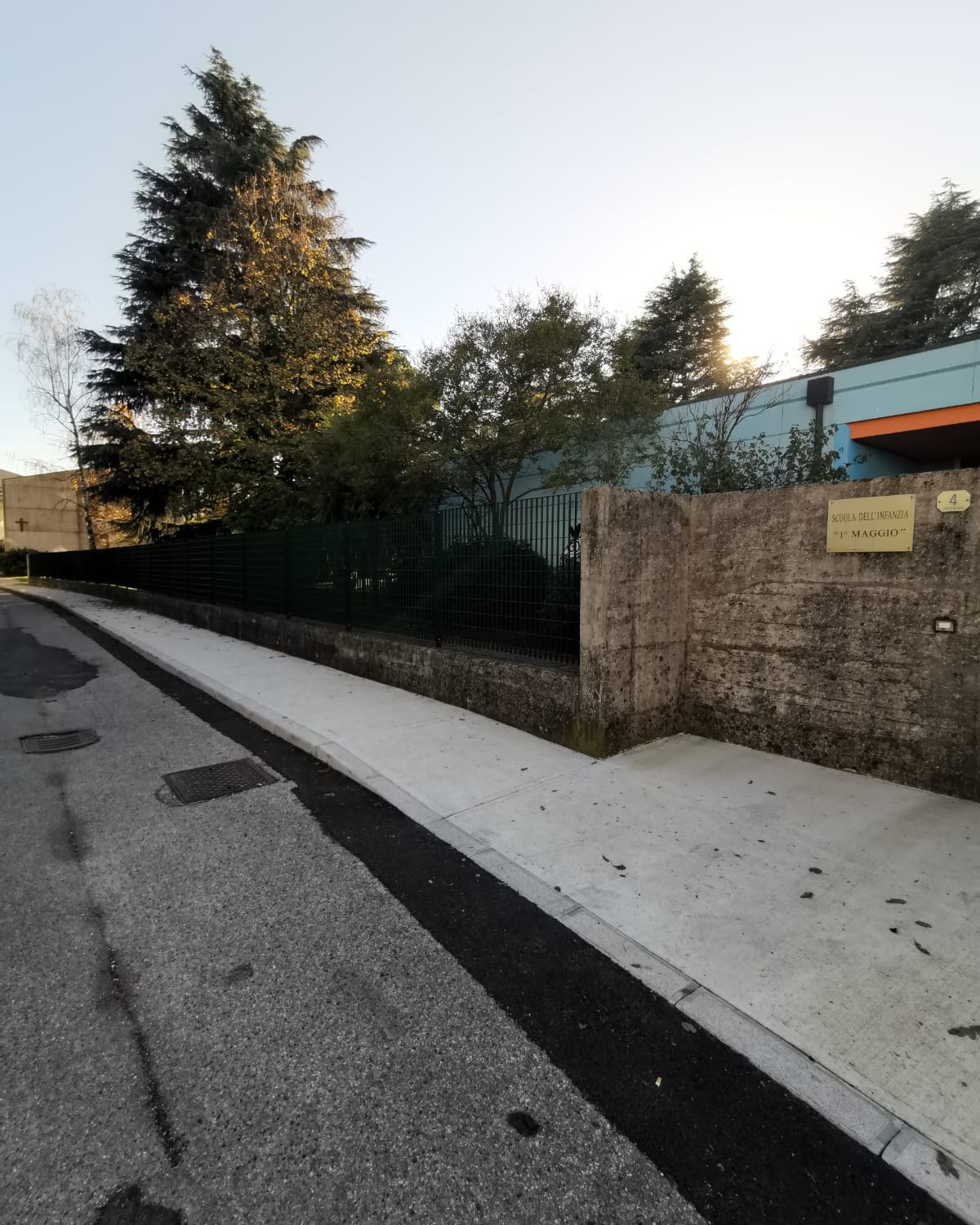Nuovo marciapiede negli interni di via Martignacco Nuovo marciapiede negli interni di via Martignacco