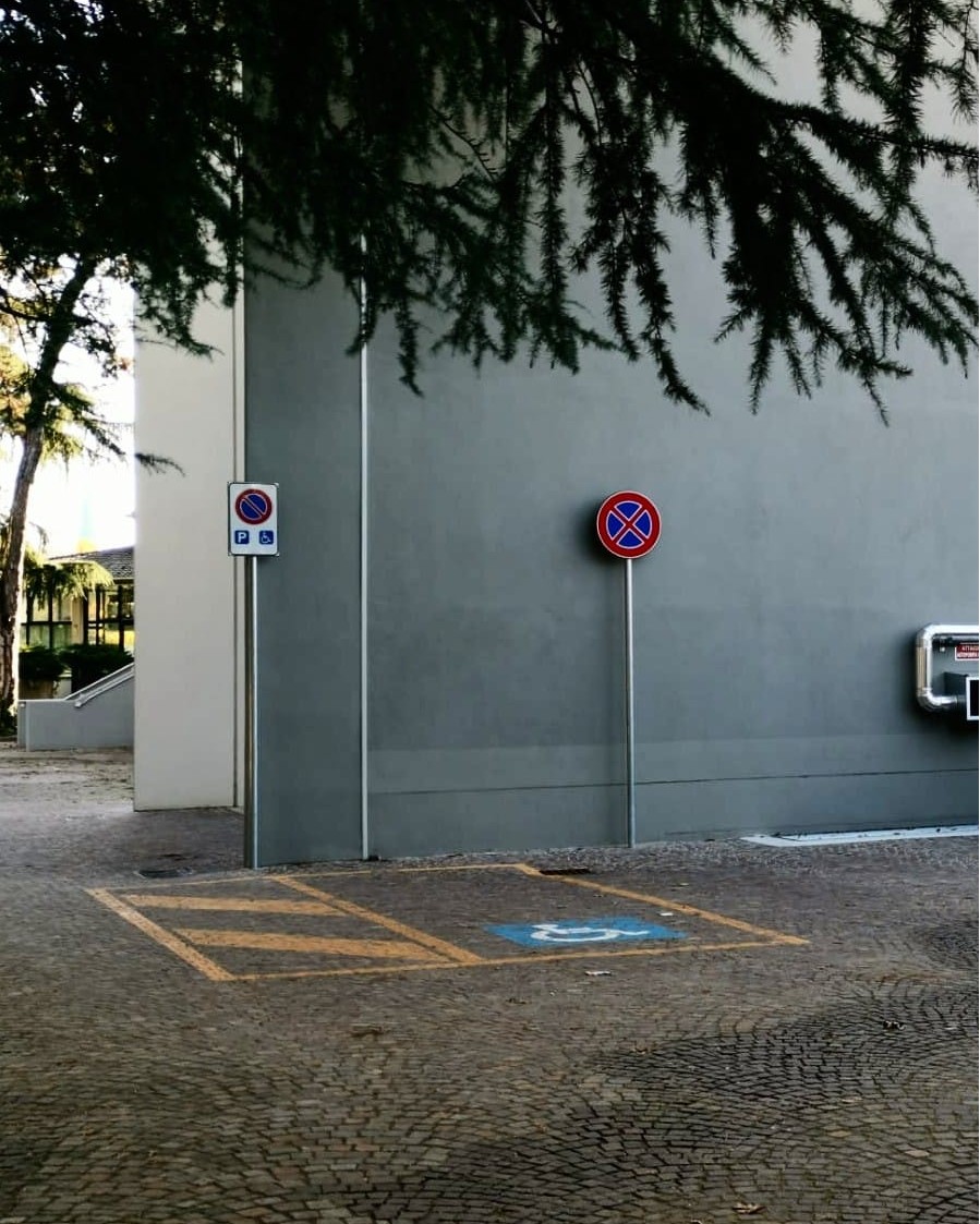 Nuovo parcheggio disabili alla piscina del Palamostre Nuovo parcheggio disabili alla piscina del Palamostre