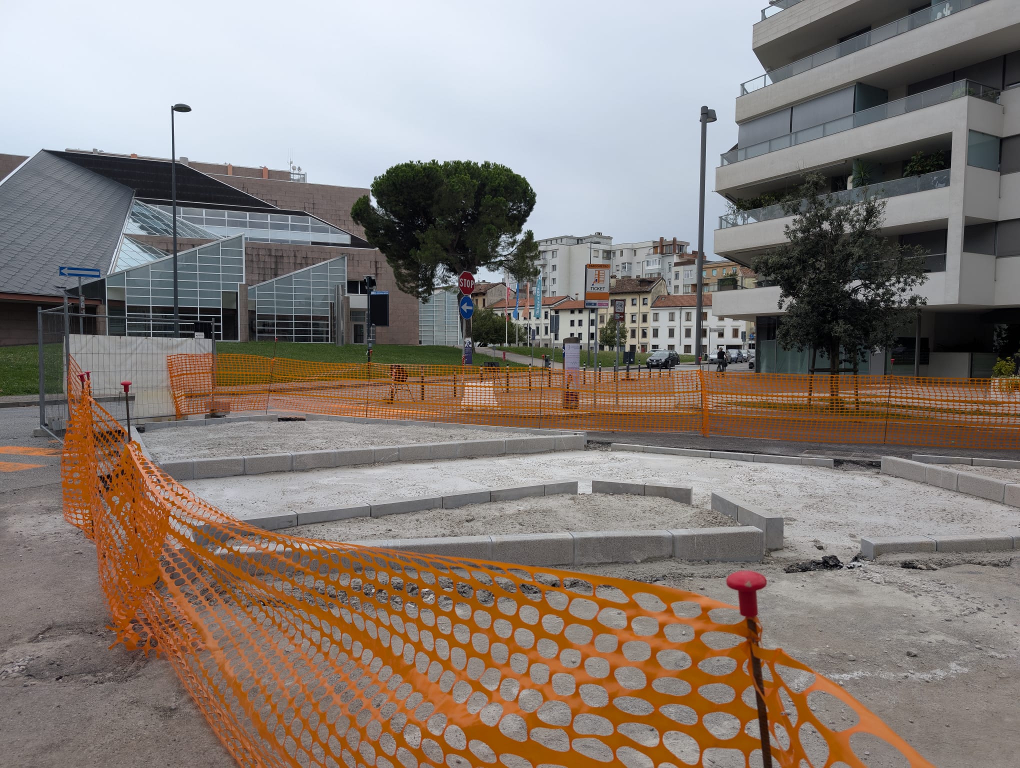 L'incrocio su via Caneva L'incrocio su via Caneva