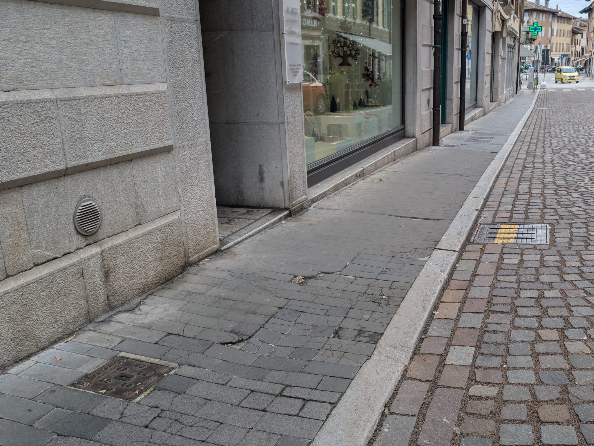 Il marciapiede di via Battisti