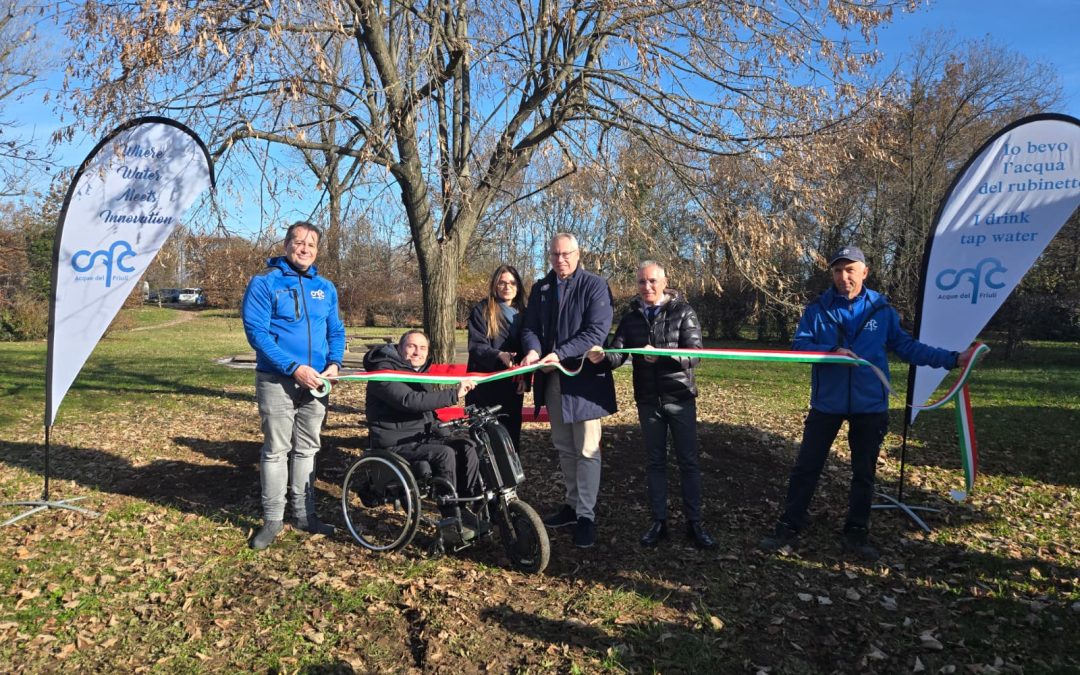 Una panchina e una fontanella rosse al Parco del Cormor