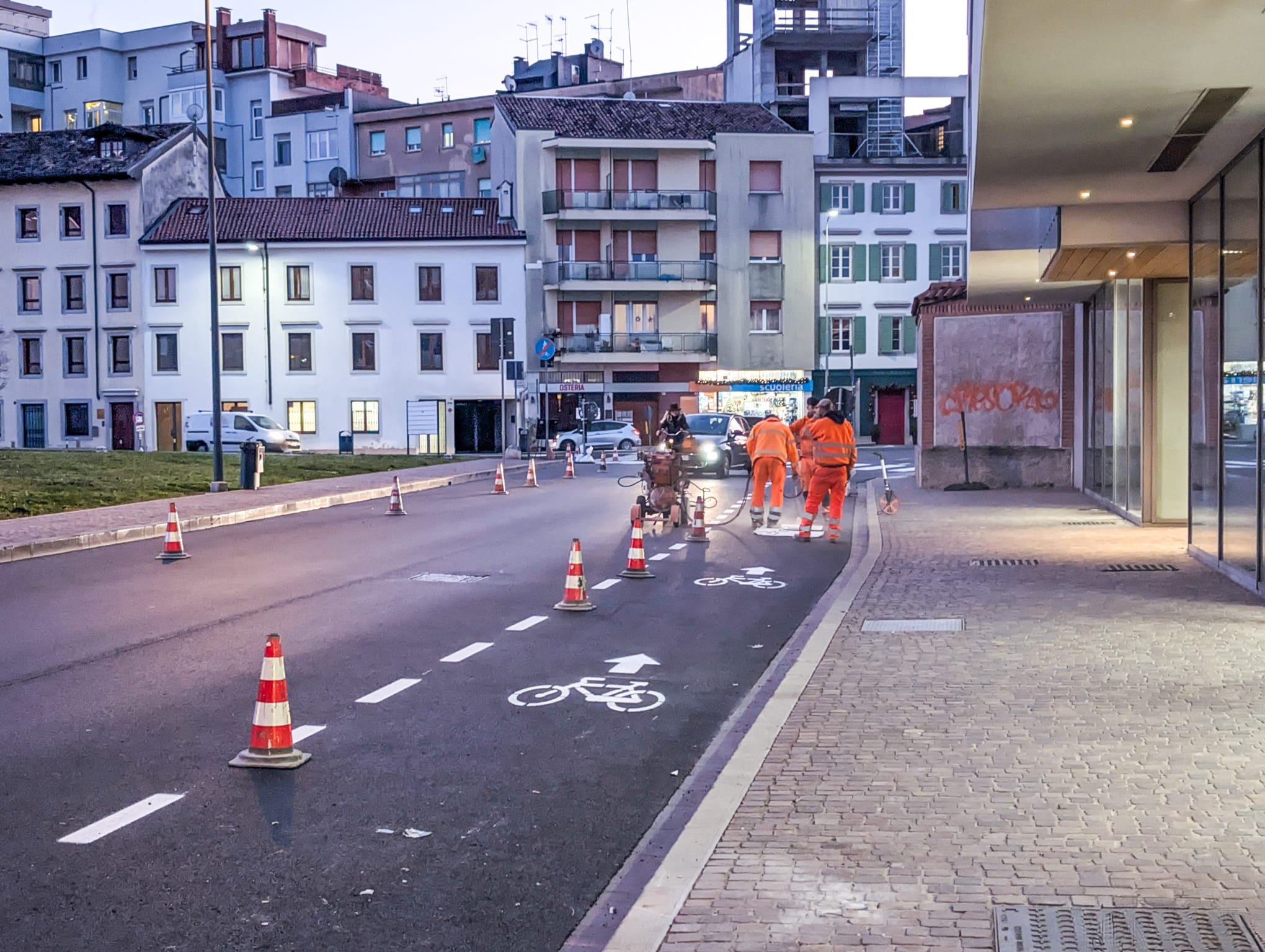 La nuova ciclabile su via Caneva La nuova ciclabile su via Caneva
