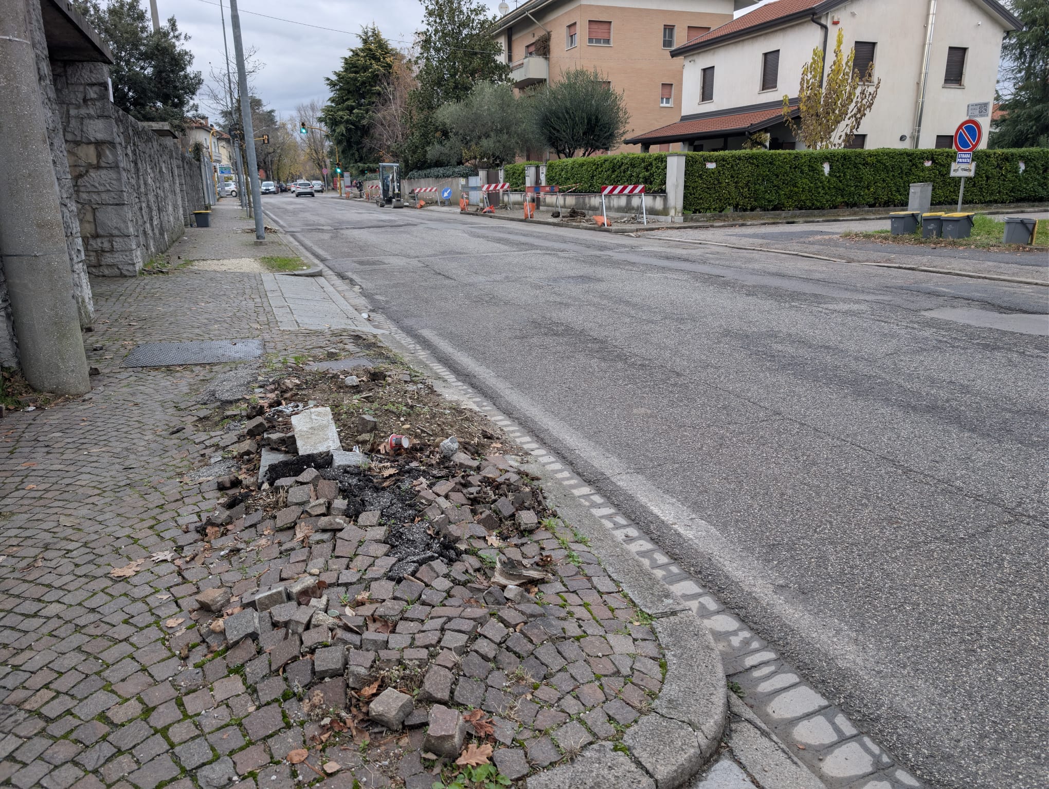 I marciapiedi di via Bernardinis ancora da sisstemare I marciapiedi di via Bernardinis ancora da sisstemare