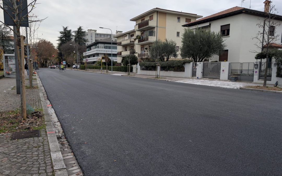 Lavori in corso: asfaltata via Montegrappa, proseguono i lavori sui marciapiedi di via Bernardinis