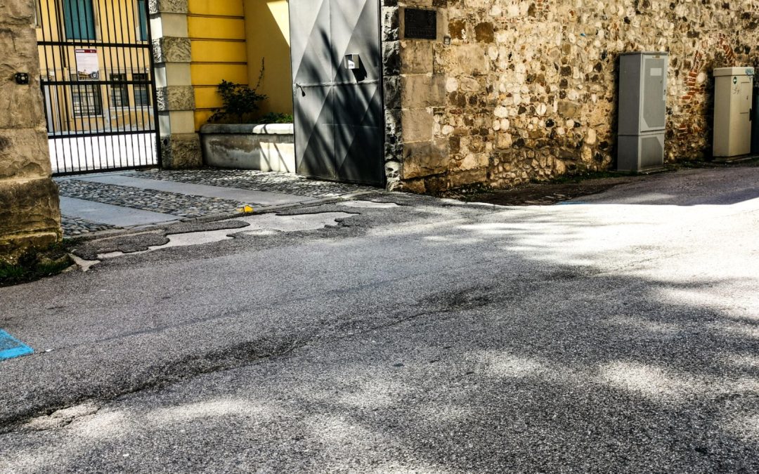Via Santa Chiara: nuova asfaltatura grazie alla Banca Asfalti