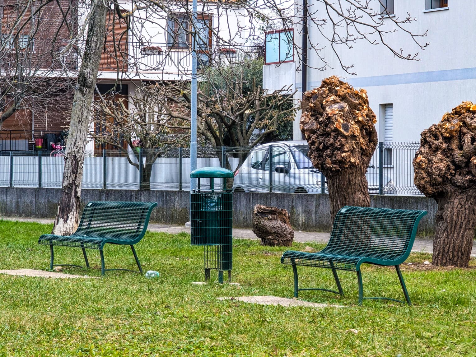 Le nuove panchine nell'area verde di via Monte Forno